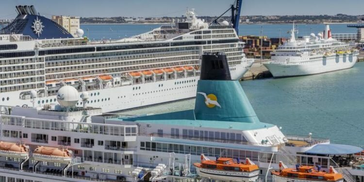 Más de 5.000 personas llegan este lunes al puerto de Cádiz