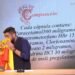 Dani Mateo usa la bandera de España como pañuelo en el programa ‘El Intermedio’