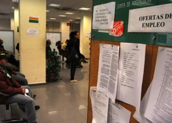 El paro bajó en 210.484 personas en 2018