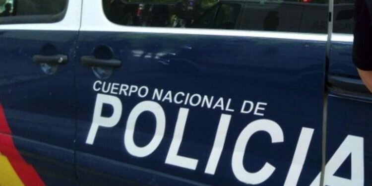 Una madre deja solos a sus hijos de 6 y 12 años para irse a un bar