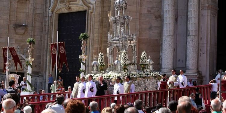 Aguas de Cádiz repartirá agua del grifo refrigerada en San Juan de Dios durante el Corpus