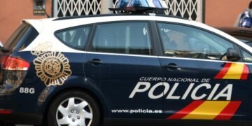 Un agente de la Policía Nacional realiza la maniobra de Heimlich a una mujer que tenía bloqueadas las vías respiratorias