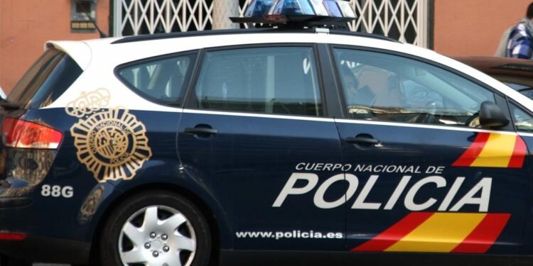 Un agente de la Policía Nacional realiza la maniobra de Heimlich a una mujer que tenía bloqueadas las vías respiratorias