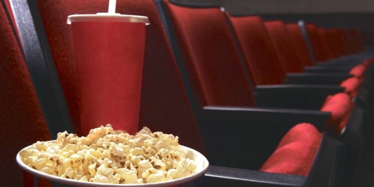 Denuncia a una cadena de cines por prohibir la entrada de productos del exterior en sus salas