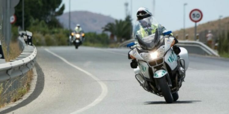 Accidente con cinco heridos al volcar un coche en la A-480 a su paso por Sanlúcar de Barrameda