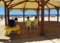 Más de 140 personas coordinadas por Cádiz 2000 trabajan cada día en las playas para mantener la calidad de los servicios