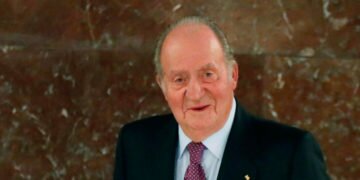 El Rey Juan Carlos comunica a Felipe VI su decisión de marcharse de España