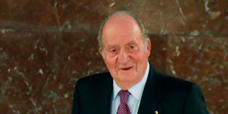 El Rey Juan Carlos comunica a Felipe VI su decisión de marcharse de España