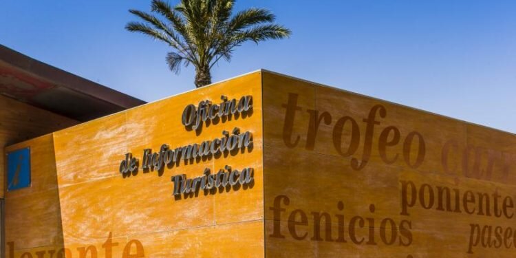 El Ayuntamiento realizará obras de mantenimiento y reparación en la oficina turística de la entrada de Cádiz