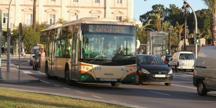 El Ayuntamiento eliminará el retranqueo de la parada de autobús de la avenida del Puerto frente a Canalejas