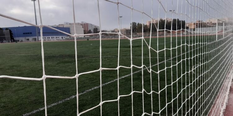 Instalación de redes de protección en el campo Manuel Irigoyen