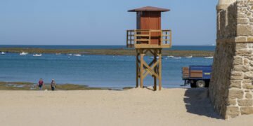 Comienza el montaje de las infraestructuras de playas para la pretemporada