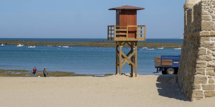 Comienza el montaje de las infraestructuras de playas para la pretemporada