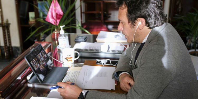 Alcaldes de 10 ayuntamientos piden una reunión a la ministra Montero para replantear las ayudas estatales a los municipios y definir el reparto de fondos europeos