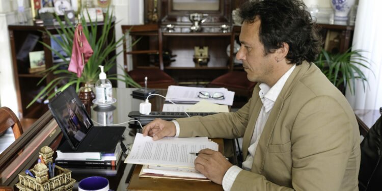 El alcalde defiende unos objetivos de transición energética «que vayan de la mano del acceso a la energía como derecho humano inalienable»