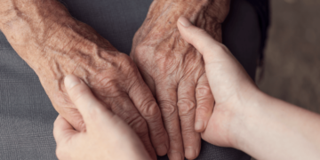 Las auxiliares de ayuda a domicilio de Cádiz, denuncian la mala gestión de su vacunación