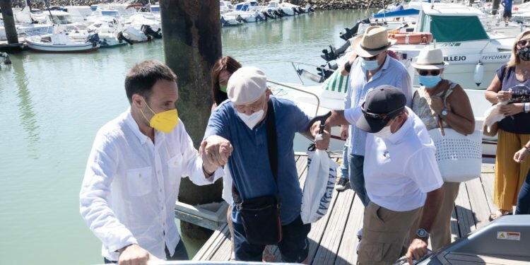 Comienzan los paseos para mayores en la nueva embarcación del IMD