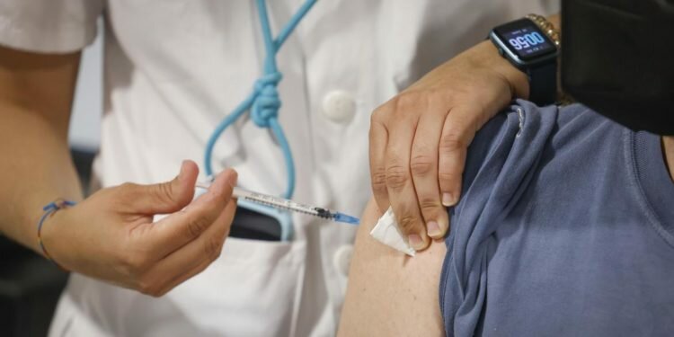 Andalucía citará para vacunarse a los mayores de 20 antes de que acabe julio