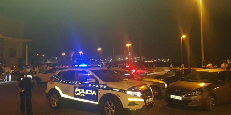 La Policía Local de Cádiz, desaloja varias concentraciones durante el puente de agosto
