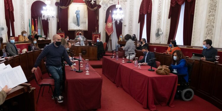 Juancho Ortiz: «Hoy los concejales del PP nos hemos levantado del Pleno para no participar en el nuevo circo que ha montado Kichi»