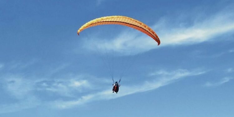 Muere un hombre de 57 años en un accidente de parapente en Teba (Málaga)