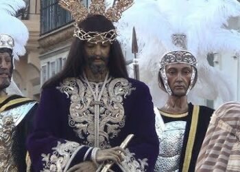 Reparto de túnicas de la Cofradía de la Cigarrera de Cádiz