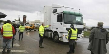 Huelga de transporte: El Gobierno mira para otro lado, mientras hay pérdidas millonarias, cierre de empresas y despidos