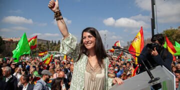 Olona se proclama «la candidata del pueblo» y Abascal advierte que no entregarán los votos «gratis» al PP