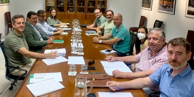 El secretario general de Ganadería se reúne con el sector caprino de leche para analizar el impacto de la subida de los costes de producción