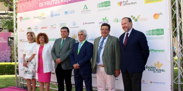 La Junta subraya el respaldo al sector de los berries para «continuar ganando rentabilidad»