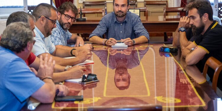 Trabajadores del Puerto de Cádiz comparten con el Ayuntamiento el proyecto logístico en Delphi