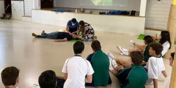 Profesionales de Urgencias de Puerta del Mar y San Carlos imparten un curso a estudiantes para afrontar una situación de emergencia