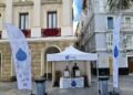 Aguas de Cádiz reparte 2.700 vasos de agua del grifo refrigerada durante la procesión del Corpus