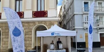 Aguas de Cádiz reparte 2.700 vasos de agua del grifo refrigerada durante la procesión del Corpus