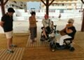 Ayuntamiento y Agadi visitan las mejoras de instalaciones en la playa para personas con movilidad reducida