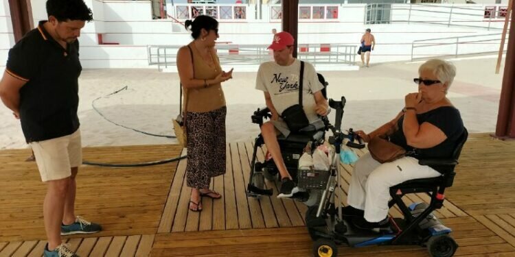 Ayuntamiento y Agadi visitan las mejoras de instalaciones en la playa para personas con movilidad reducida