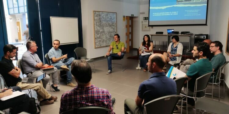 El alcalde asegura que «en septiembre tendremos un documento participado y comprometido con la reducción del 55% de emisiones en Cádiz para 2030»