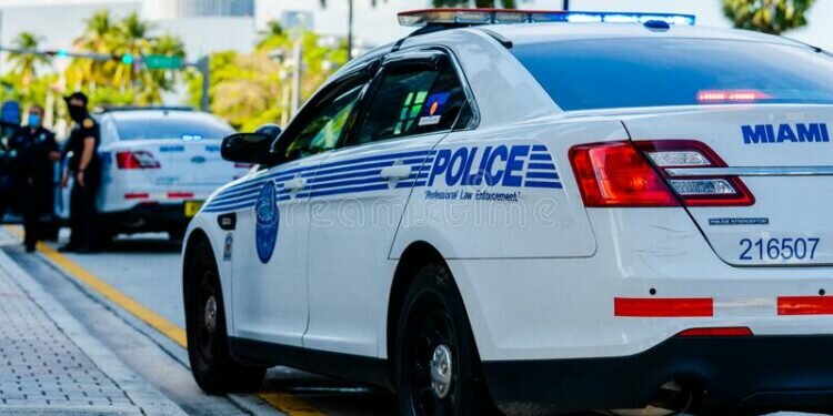 Un niño de ocho años mata a una niña de uno e hiere a otra con una pistola de su padre en Florida