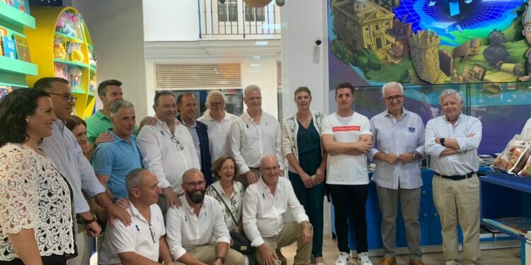 Chiclana: El alcalde inaugura la nuevas instalaciones de Librería y Papelería Navarro tras su reforma