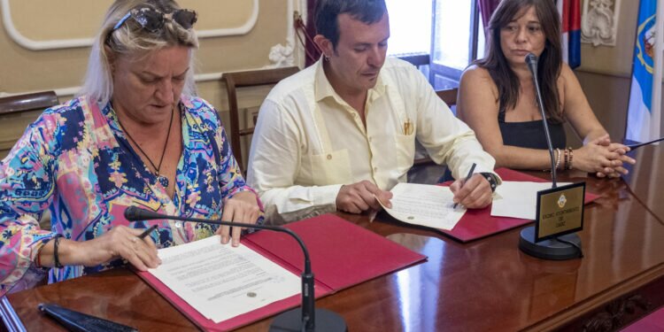 Ayuntamiento y Amigas del Sur rubrican un convenio de colaboración