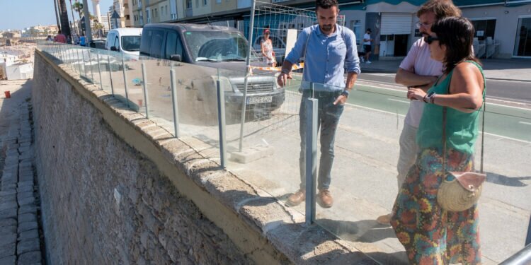 La barandilla del Paseo Marítimo que están a un 85% de ejecución