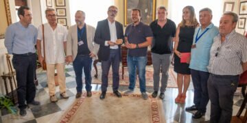 El Ayuntamiento de Cádiz recibe el expediente del Carnaval de Cádiz para su inscripción del Patrimonio Cultural Inmaterial de la Humanidad de la Unesco