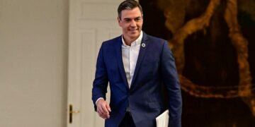 Las tiendas de moda arremeten contra Pedro Sánchez por su cruzada contra las corbatas