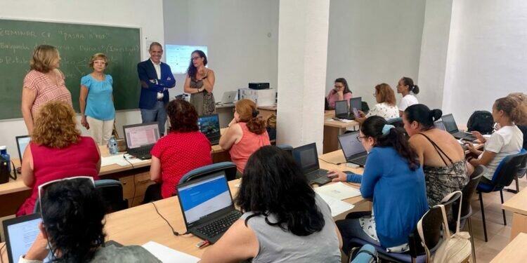José Pacheco asiste en Jerez a la última jornada de uno de los cursos de Alfabetización digital para mujeres contratadas en el marco del PFEA