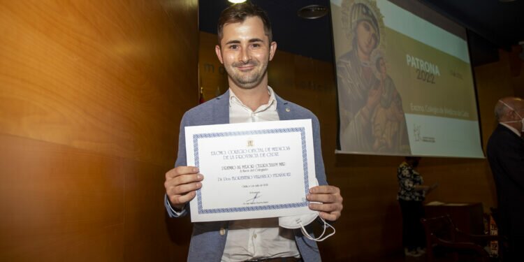 Un nefrólogo del Puerta del Mar recibe premios al mejor currículum MIR