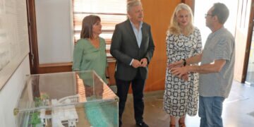 Mercedes Colombo asiste al acto de donación de una maqueta del Balneario de Nuestra Señora de la Palma al Instituto Andaluz de Patrimonio Histórico