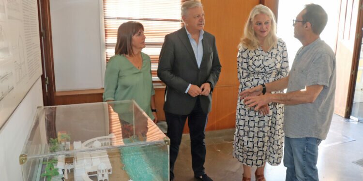 Mercedes Colombo asiste al acto de donación de una maqueta del Balneario de Nuestra Señora de la Palma al Instituto Andaluz de Patrimonio Histórico