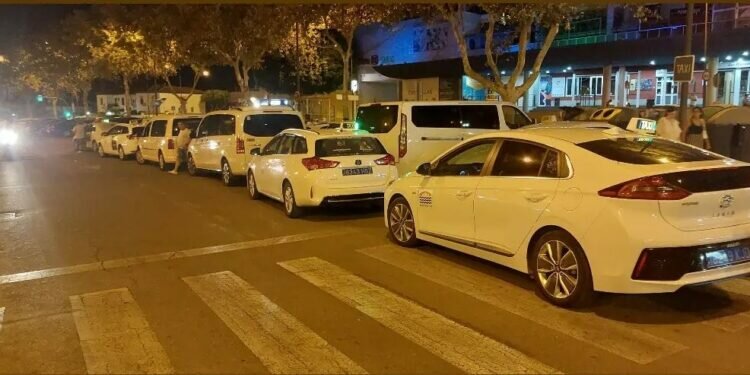 San Fernando: Parón de taxistas durante la Feria del Carmen y de la Sal
