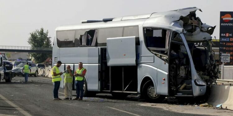 Un muerto y 7 heridos graves tras la colisión de dos autobuses y un coche en Granada