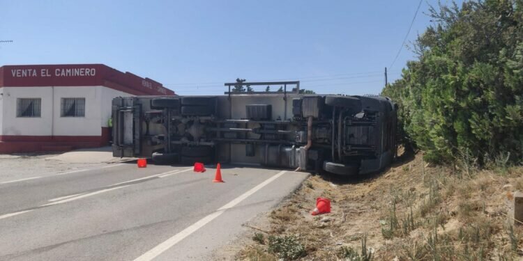 Puerto Real: La Policía Local interviene en el incendio de dos viviendas y en el vuelco de un camión en la A-408
